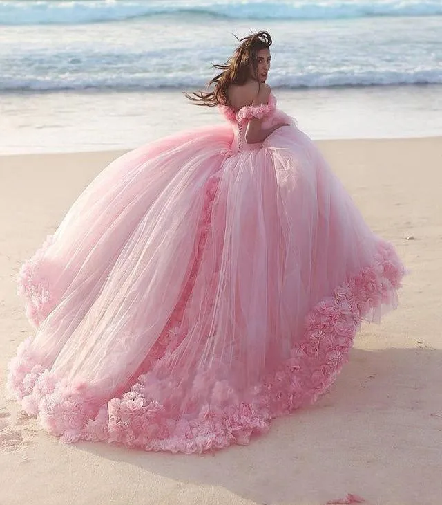 2020 Nuevo vestido de fiesta de quinceañera rosa Vestidos con hombros descubiertos Mangas de tul con flores Largo dulce 16 Vestidos de fiesta de fiesta de tren de catedral hinchados