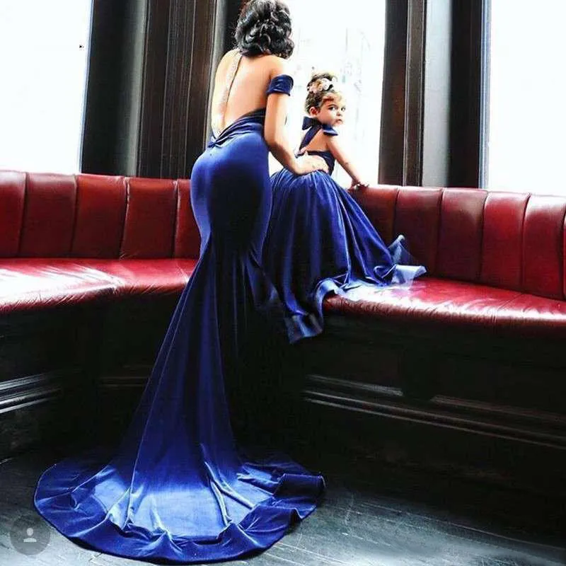 Modest 2016 Ny Moder och dotter Velvet Evening Dresses Sexig Halter Off Shoulder Backless Diamonds Lång Formell Kappor Prom Party EN8019