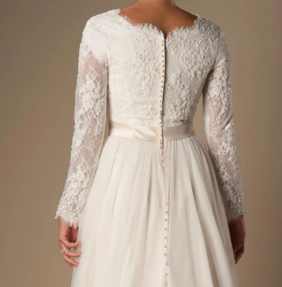 Ivory A-Line Beaded Lace Tulle Bescheiden Trouwjurken met lange mouwen Geschulpte nekknopen omhoog Terug Volledige mouwen Lange bruidsjurken bescheiden