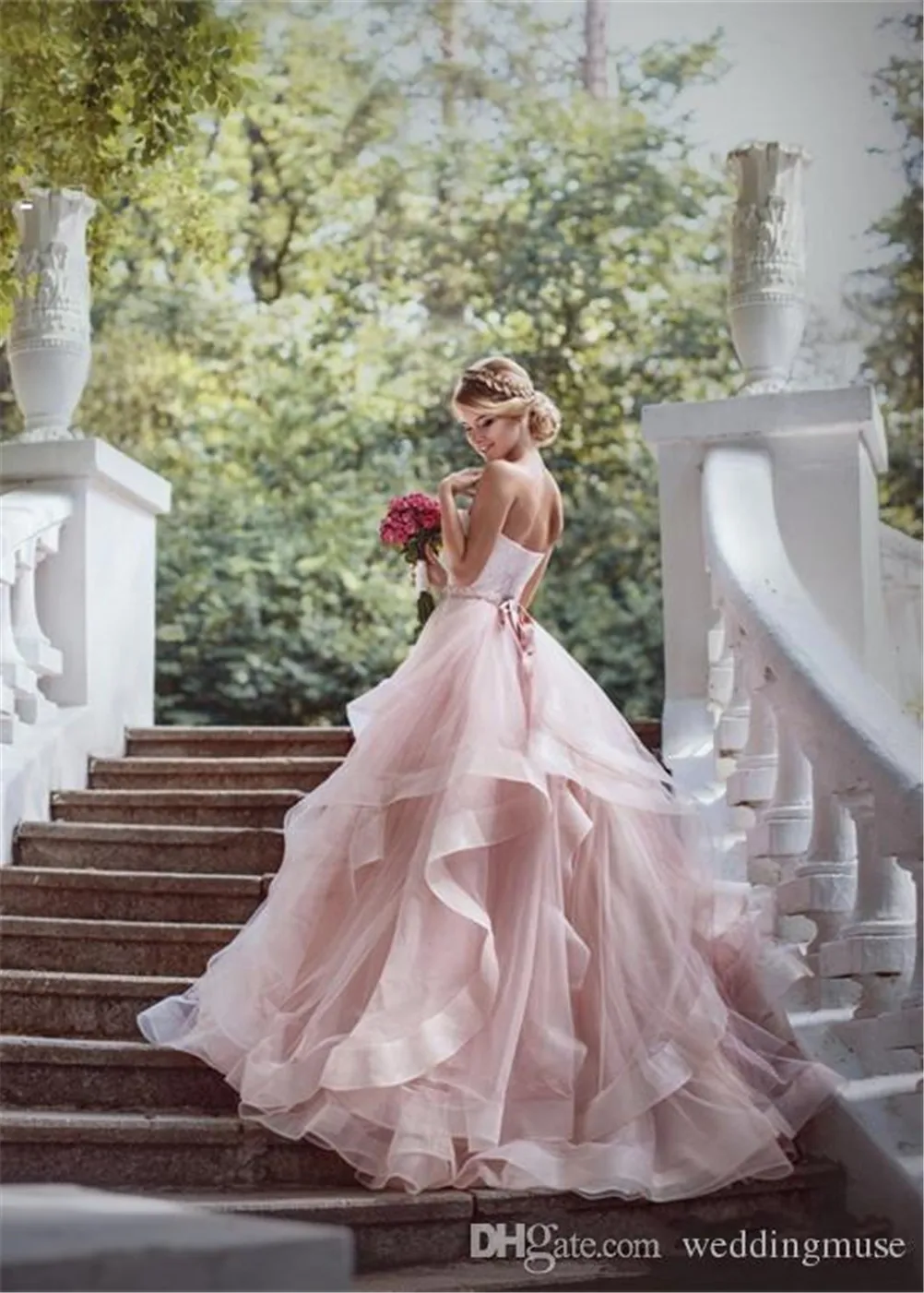 Abiti da sposa da giardino rosa cipria con perline con volant in organza e nastri Abiti da sposa bohémien principessa con strascico