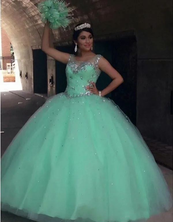 Splendido abito da ballo alla menta Abito dolce 16 Cristalli gonfi Abiti da quinceanera in tulle Abiti da festa trasparenti con scollo rotondo senza maniche Abiti da festa personalizzati