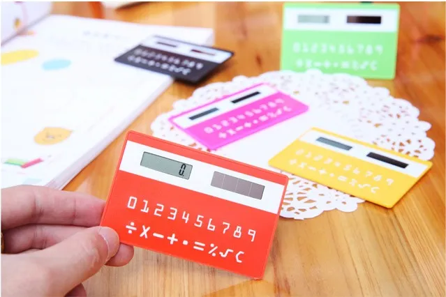 Kleurrijke kleine slanke zakcalculator briefpapier kaart draagbare calculators mini handheld ultra-dunne kaart zonne-energie