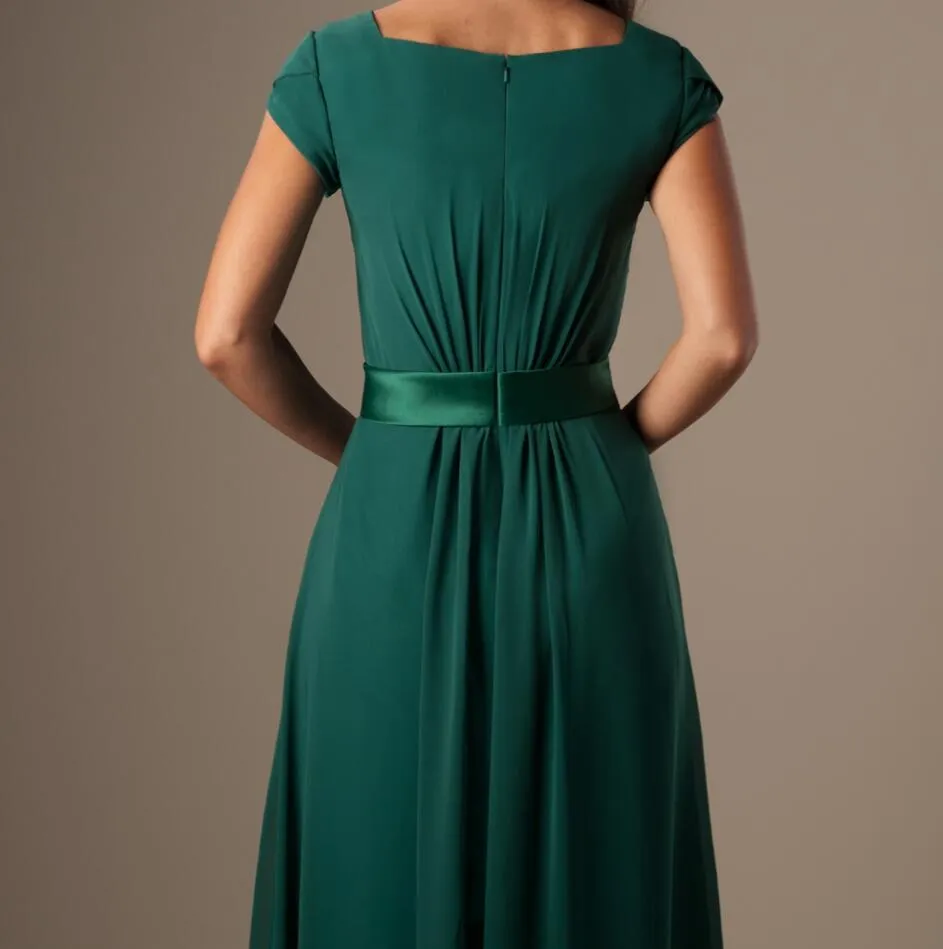 Vestidos de dama de honra modesto de chiffon longo verde com mangas curtas um templo do templo convidados do casamento vestidos A-Line Chloor Maids de Vestidos de Honra