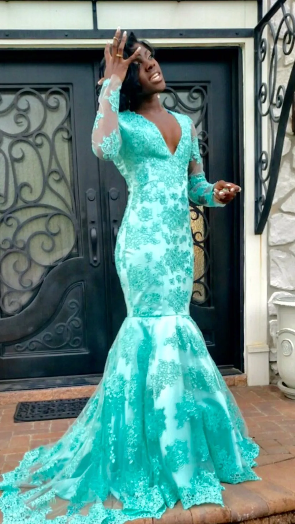 2017 Tanie Syrenki Prom Dresses V Neck Długie Rękawy Aplikacje Koronki Satynowe Custom Made Mint Green Plus Size Africal Suknie wieczorowe