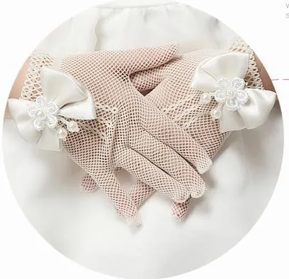 Guanti bambini Scava fuori Fiore di perla Guanti con dito Bowknot Bambino Ragazze Guanti floreali con farfalla Accessori feste di matrimonio bambini8096785