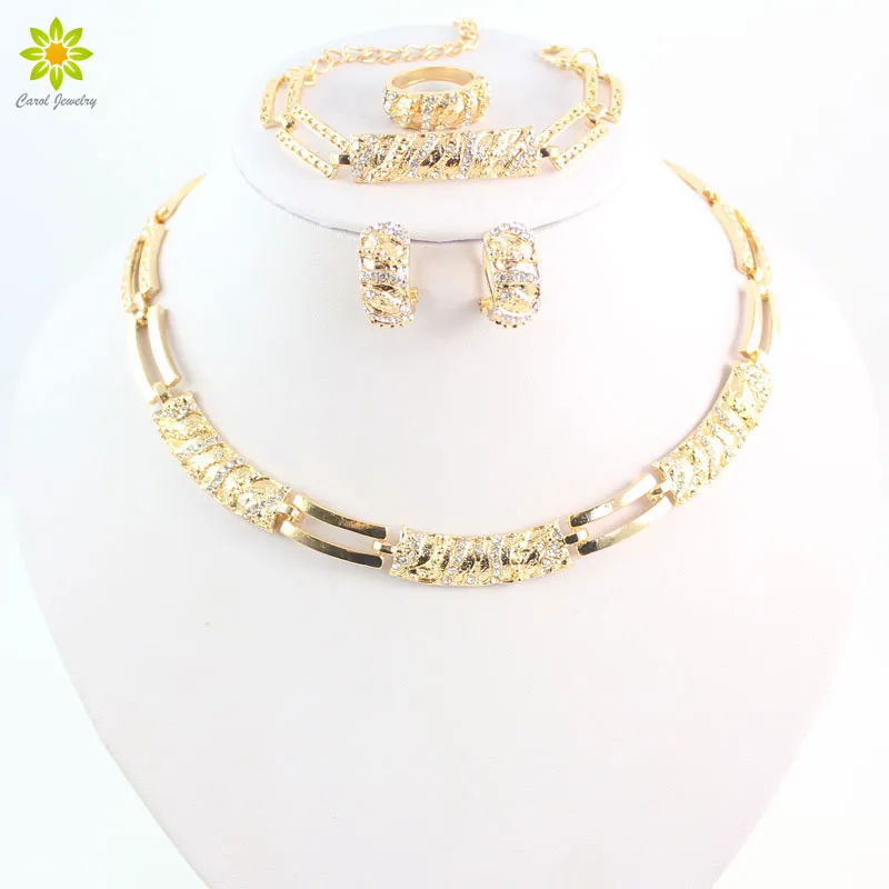 Set di gioielli placcati in oro di moda elegante con pendente in cristallo austriaco, collana, orecchini, anello, braccialetto per le donne