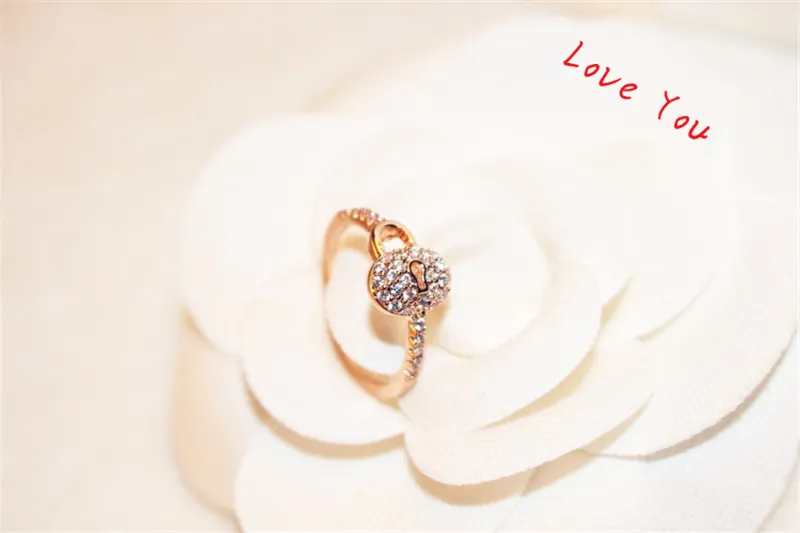 Luxury Cubic Zirconia Ring Rose Guldpläterad Lås Charms Ring för Kvinnor Vintage Finger Ring Bröllopsfest Bride Kostym Smycken