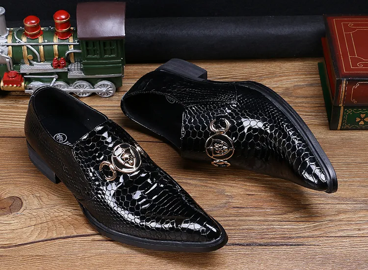 뜨거운 판매 럭셔리 남성 블랙 드레스는 보트 슈즈에 해골 매력 38-46을 패션 뾰족한 발가락 스네이크 패턴 특허 가죽 슬립 신발