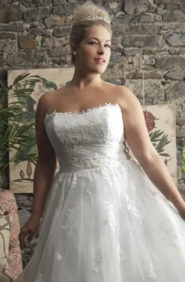 Gorgeous Plus Size Tea Length Dresses A Line Short Casual Beach Garden Wedding Dress Bridal Gowns Strapless Lace Appliques Brides Wear