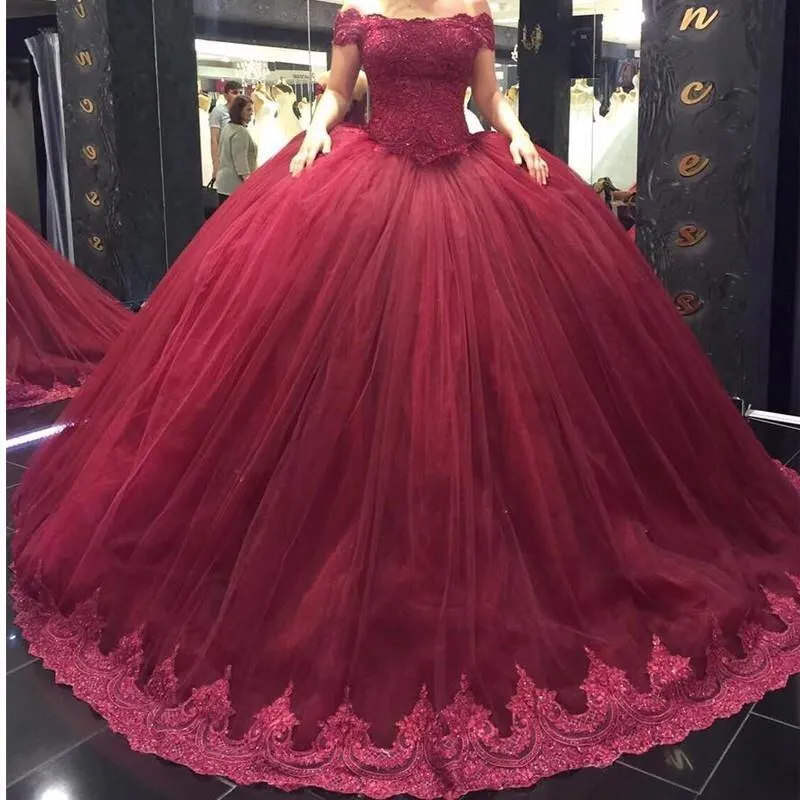 2017 새로운 빨간 공 가운 Quinceanera 드레스 어깨 Apploique 레이스 Tulle 다시 페니스 파티 드레스 Sweet 16 Dresses