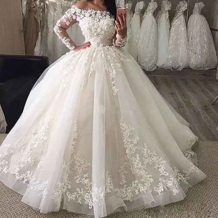 Abiti da sposa eleganti a maniche lunghe 2017 Abito da sposa vintage in tulle gonfio bianco con spalle scoperte Abito da sposa vintage Abiti da sposa taglie forti su misura