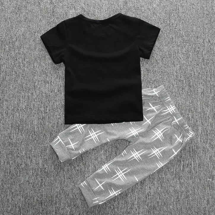 新しい夏の幼児ベビーセット男の子ママの男の子の手紙プリント半袖ブラックコットンTシャツ+パンツ子供2個セット子供の衣装
