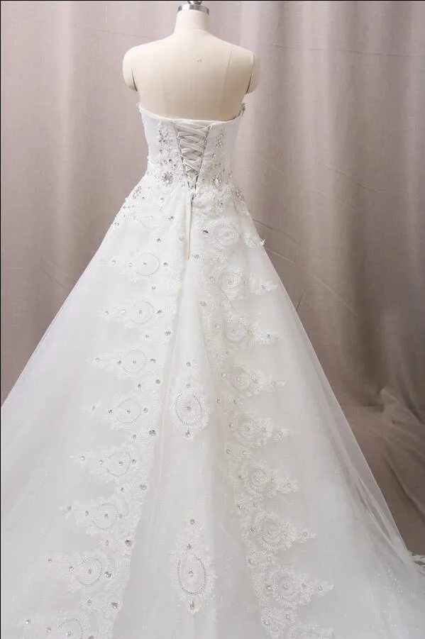 I più nuovi abiti da sposa di lusso Sweetheart Cristalli Swarovski Perline Abito da ballo senza schienale Cappella treno Bling Abiti da sposa avorio personalizzati