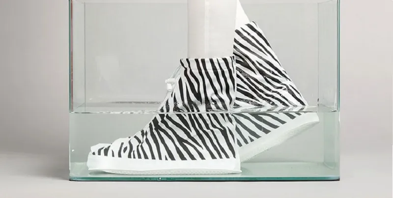2016 chanclos de PVC mujeres botas de lluvia chanclos zapato reutilizable cubre desgaste impermeable estampado de zebra ZA0510 lavado directamente