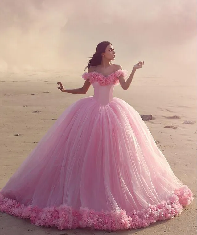 2016 Quinceanera Dresses 어깨에 코르셋에서 아기 분홍색 공 드레스 뜨거운 판매 달콤한 16 댄스 파티 드레스 꽃 손으로 만든