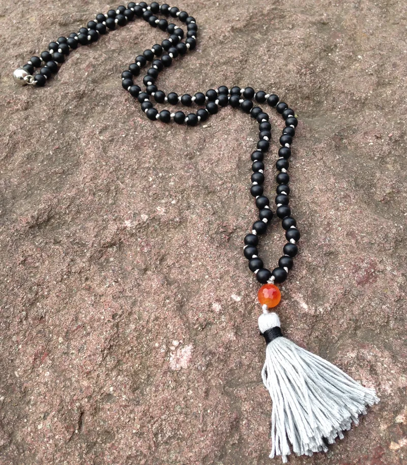 ST0186 108 Collana di perle di mala Collana lunga con nappa Collana di pietra di onice nero opaco annodato Collane di rosario fantasia250F