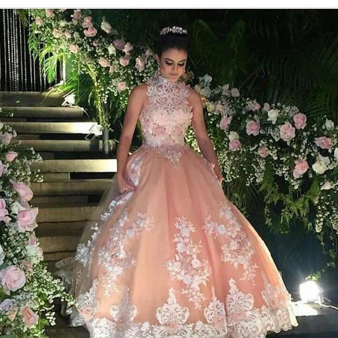 Alta Neck Blush Rosa Quinceanera Vestidos Sem Mangas Apliques Frisado Tule Até O Chão Masquerade Vestidos de Baile Vestidos de Baile