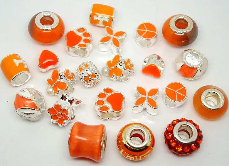 Ganze in loser Schüttung 100 Stück, gemischte orangefarbene Charms für Schmuckherstellung, lose DIY-Charms mit großen Löchern für europäische Armbänder4655329