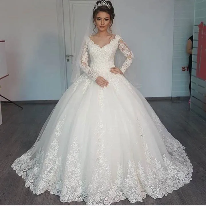 2018 Goedkope Moderne Arabische Baljurk Trouwjurken Lange Mouwen V-hals Kant Applicaties Puffy Tulle Sweep Trein Plus Size Formele Bruidsjurken