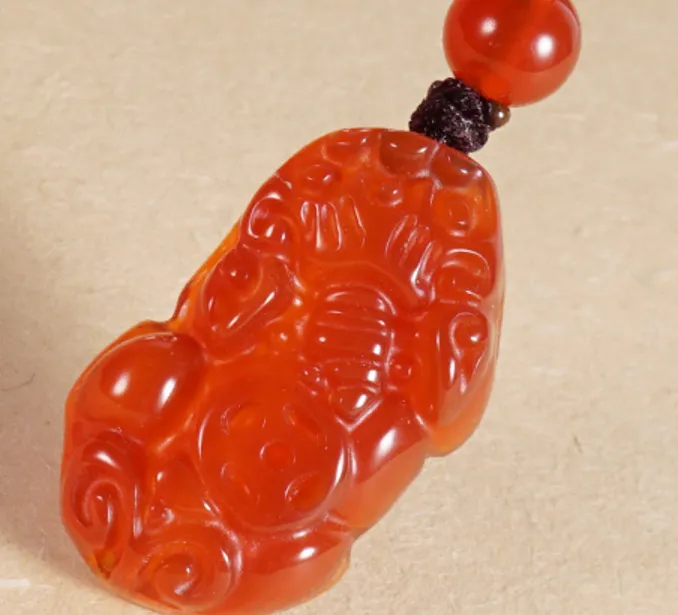 Ágata vermelha natural - mão-esculpida amuleto para fazer uma fortuna. Pingente de colar pingente