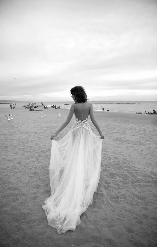 ヴィンテージ2019ビーチのウェディングドレス背中の薄い首セクシーなレースのアップリデーの花嫁のガウンノースリーブスイープトレインチュレアラインのウェディングドレス