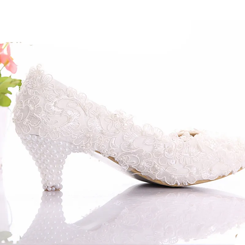 Ny stil Vit Lace Low Heel Wedding Bridal Pumps Kattunge Heel Bridesmaid Shoes Elegant Party Embellished Prom Skor Lady Dancing Shoes