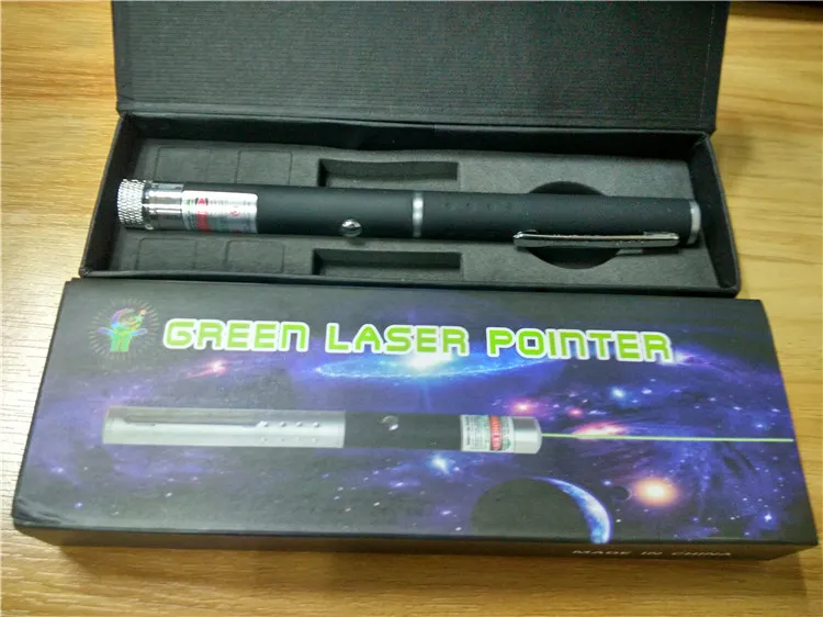 2021 Puntatore laser verde Nuovo regalo 2 in tappo a 1 stella Pattern 532nm 5MW Pointerpen Greenlaser con Head Kaleidoscope Light4209955