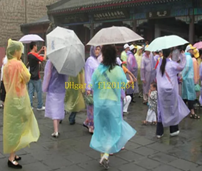 en gros moins cher mode jetable PE imperméables Poncho vêtements de pluie voyage manteau de pluie vêtements de pluie couleurs mélangées