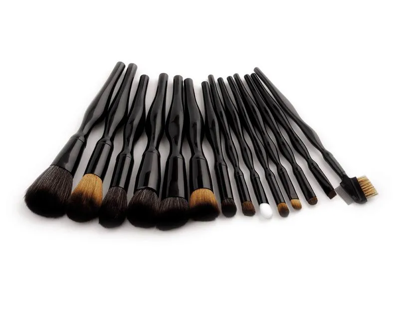 Le donne hanno regolato i corredi professionali degli strumenti della spazzola di trucco di bellezza gli strumenti dei pennelli cosmetici della tavolozza dell'ombretto