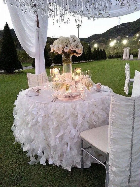 Decorazioni la tavola di nozze fatte a mano con gonna a balze romantiche di alta qualità Decorazioni di stoffa torta organizzate in avorio bianco su misura