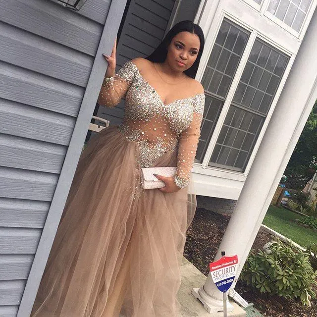 Sprankelende Champagne Plus Size Prom Dresses 2016 Sheer Neck Beaded Crystal Lange Mouwen Avondjurken Illusion Luxe Celebrity Pageant Jurk