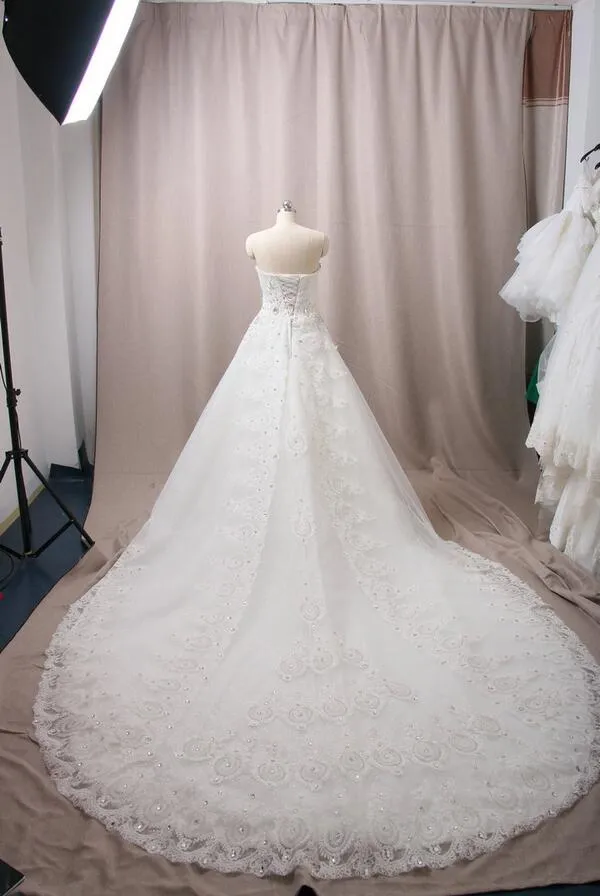 I più nuovi abiti da sposa di lusso Sweetheart Cristalli Swarovski Perline Abito da ballo senza schienale Cappella treno Bling Abiti da sposa avorio personalizzati