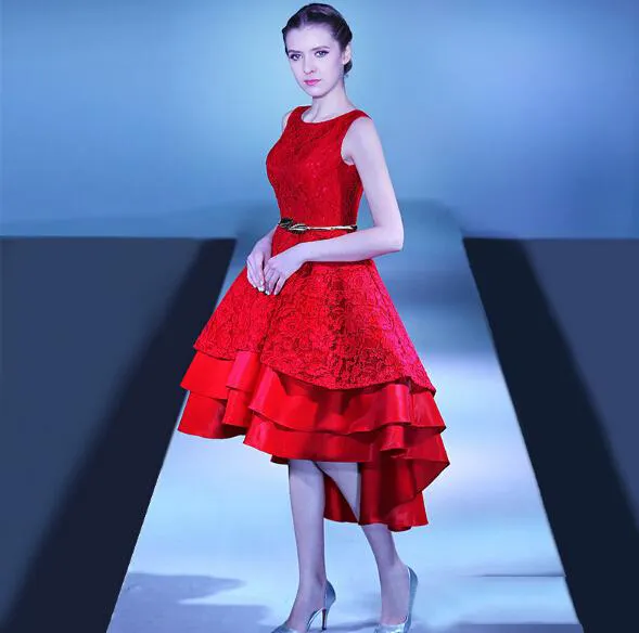 Czerwone Eleganckie Suknie Homecoming Jewel with Lace Aplikacja Hi-Lo Prom Suknie Powrót Lace-Up Lostered Ruffles Sash Red Dywan Dress Sukienki