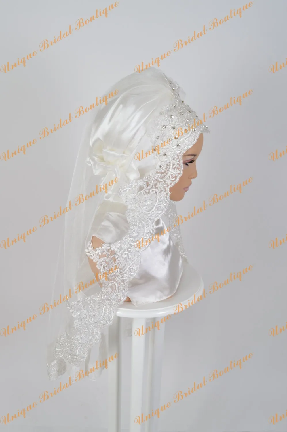 Luxury Muslim Wedding Veils 2016 con bordo applicato in pizzo e cristalli a strato Lunghezza del gomito Bridal Hijab Hijab personalizzato Made7720014