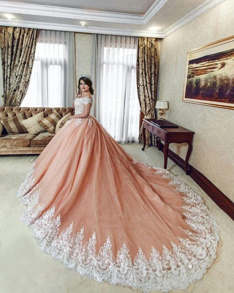 2021 Quinceanera Ball Gown Dresses Cap Sleeves Vit Lace Appliqus Blush Pink Champagne Sweet 16 Court Train Plus Size Party Prom Evening Gowns Off Shoulder