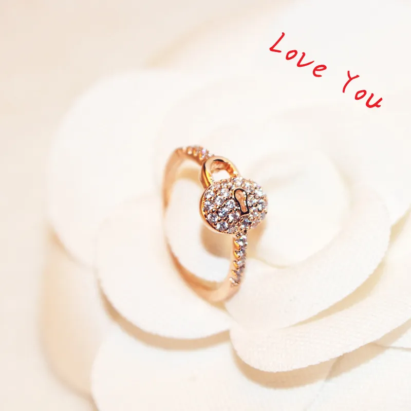 Luxury Cubic Zirconia Ring Rose Guldpläterad Lås Charms Ring för Kvinnor Vintage Finger Ring Bröllopsfest Bride Kostym Smycken