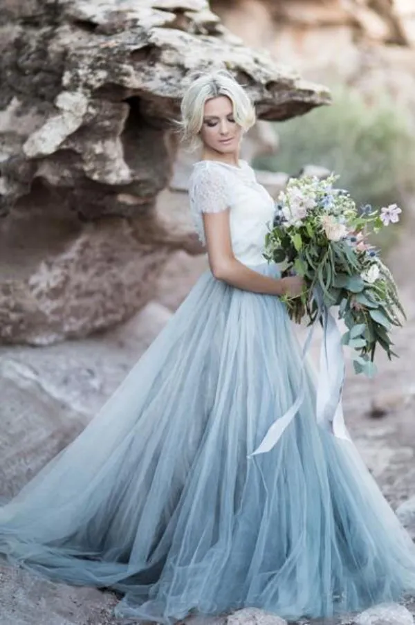 Splendido abito da sposa country colorato 2019 Abiti da sposa bianchi e blu pallido Collo gioiello trasparente Maniche corte In pizzo Le spose indossano il treno