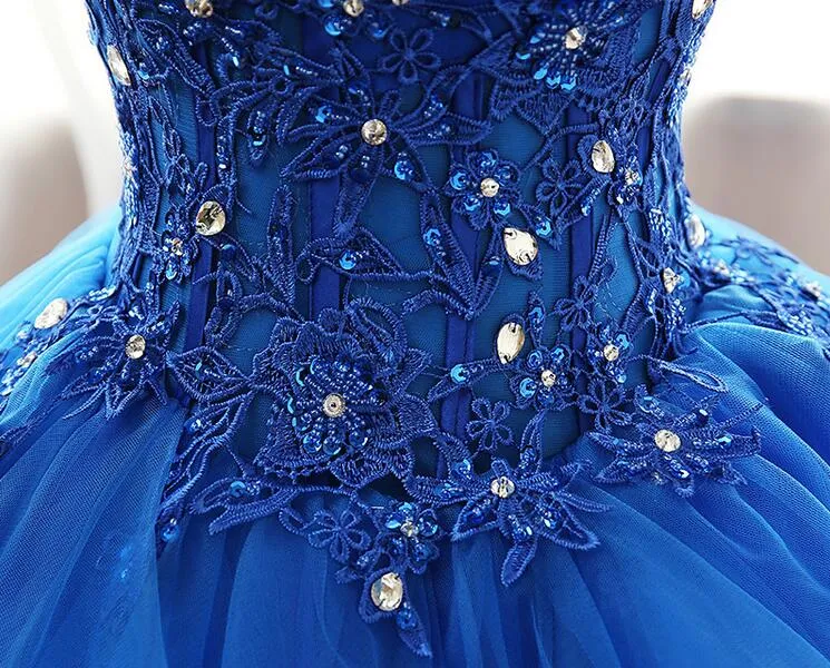 Ausgefallenes königsblaues Ballkleid, Ballkleid, Quinceanera-Kleider, trägerlos, Schnürung hinten, Organza-Schichten, Tüll, Blumenapplikationen mit glänzenden Pailletten