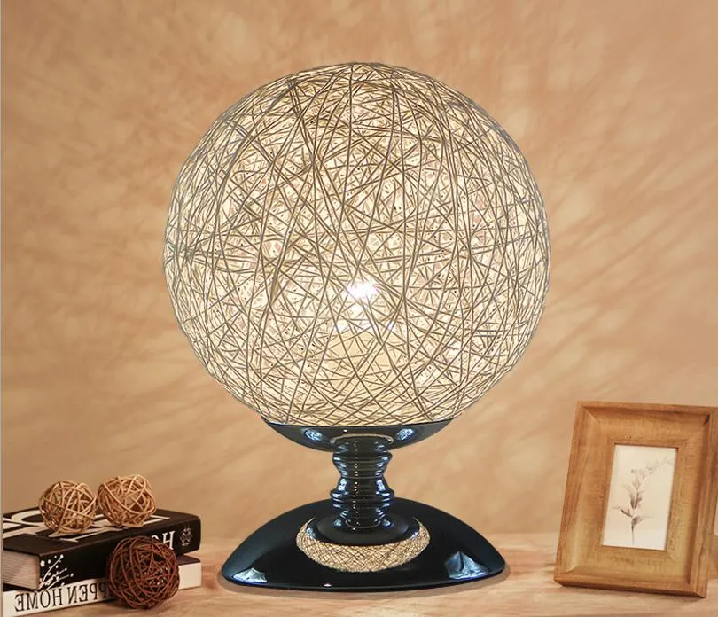 Handgemaakt katoenmateriaal Ronde gevormde creatieve LED -tafellampen woonkamer Studie Slaapkamer Decor Katoen omgekleurde lamp