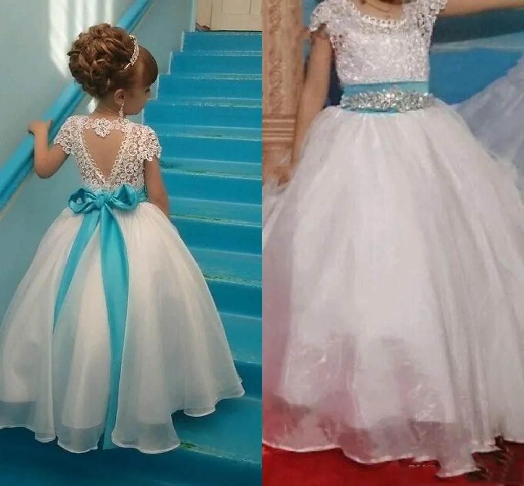 Weiße Blumenmädchenkleider für kleine Mädchen zur Hochzeit, Spitzenapplikation, Juwelen, kurze Ärmel, Festzugskleid, offener Rücken, maßgeschneidertes Partykleid