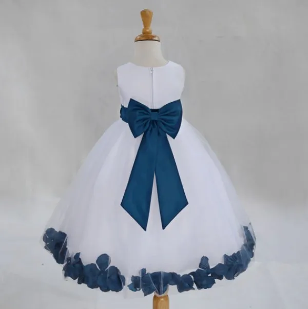 Klassisch beliebte Blumenmädchenkleider für Hochzeiten. Schönes weißes, elfenbeinfarbenes Tüllkleid für kleine Mädchen mit Applikationen in Grau, Blau, Rot, Fuchsia und Lila