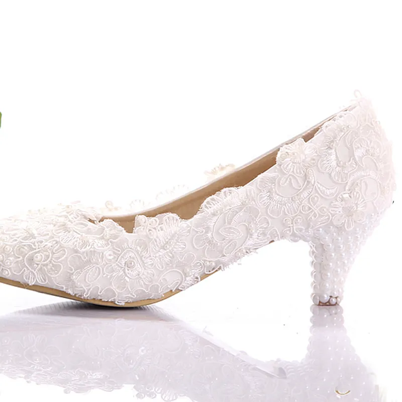 Ny stil Vit Lace Low Heel Wedding Bridal Pumps Kattunge Heel Bridesmaid Shoes Elegant Party Embellished Prom Skor Lady Dancing Shoes