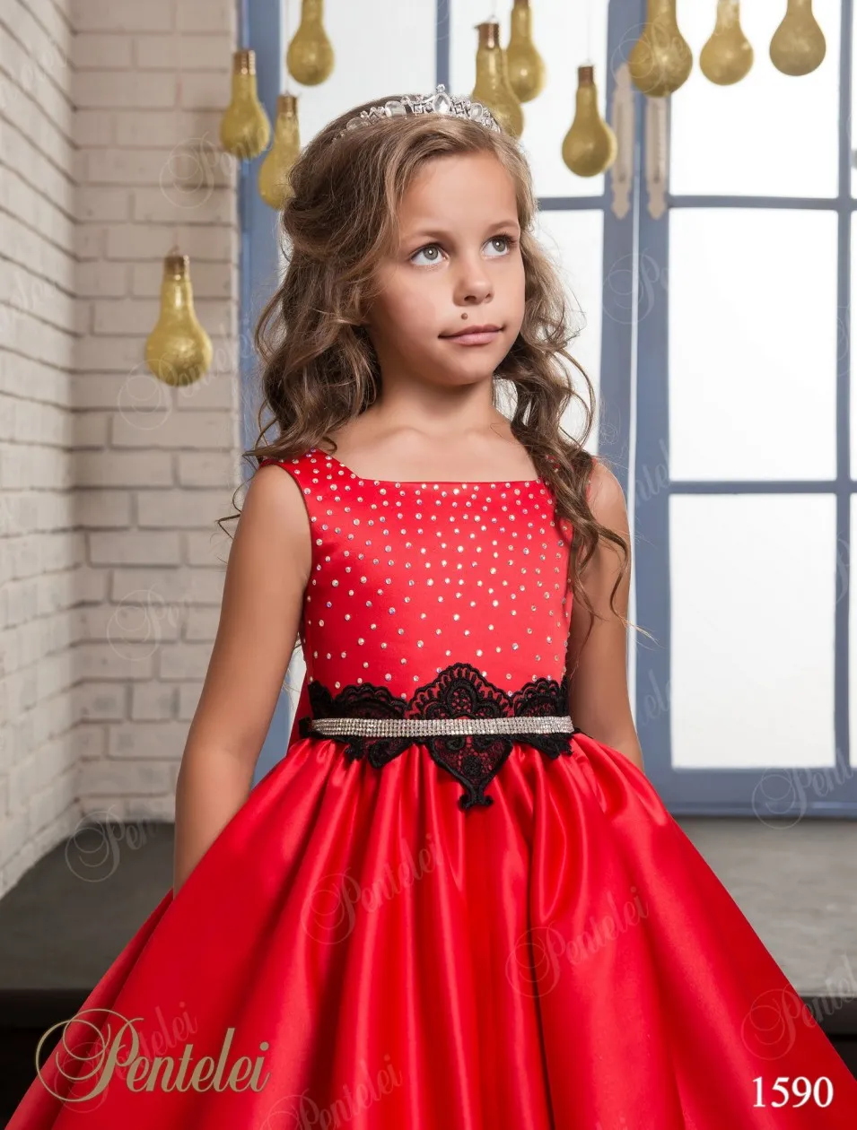 2021 Red Girls Christmas Sukienki z czarnymi szczegółami i Big Bow Crystals Satin A Little Girls Party Suknie Custom Made