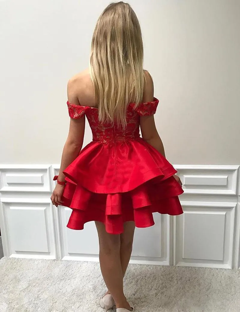 Lite röda korta promklänningar 2018 spetsar av axeln Satin Tiered Aftonklänningar Zipper Back Cheap Homecoming Dress for Girls