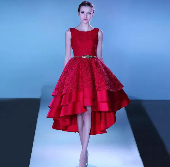 Red Elegant Homecoming Vestidos Jewel Com Applique Lace Hi-Lo Prom Vestidos Voltar Lace-up Ruffles Em Camadas Sash Red Carpet Dress Party Dresses