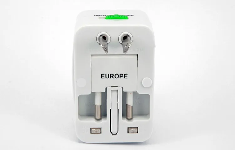 Partihandel 50PS / parti Allt i en Universal Plug Adapter World Travel AC / DC Power Socket Charger Adapters med AU US UK EU-omvandlareplugg