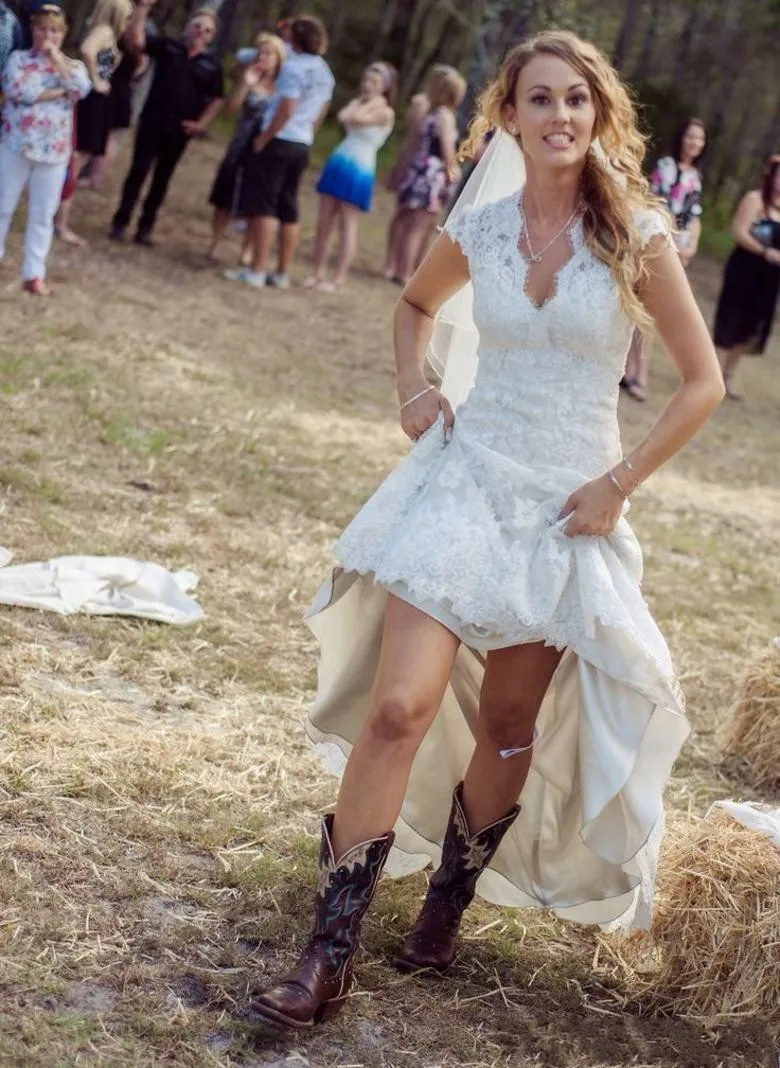 Vestidos de novia bajo vintage bajo sexy pliegues de manga de gorra en V porta en V 2016 size de talla grande estilo playa de verano de color blanco.