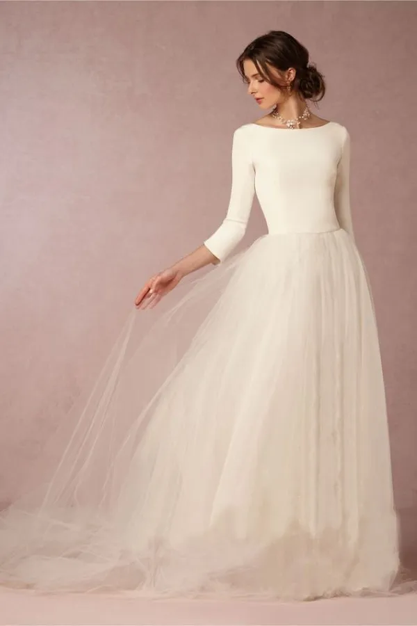 安く袖のシンプルなデザインの柔らかいチュールスカートスイープトレインが付いている冬のウェディングのドレス