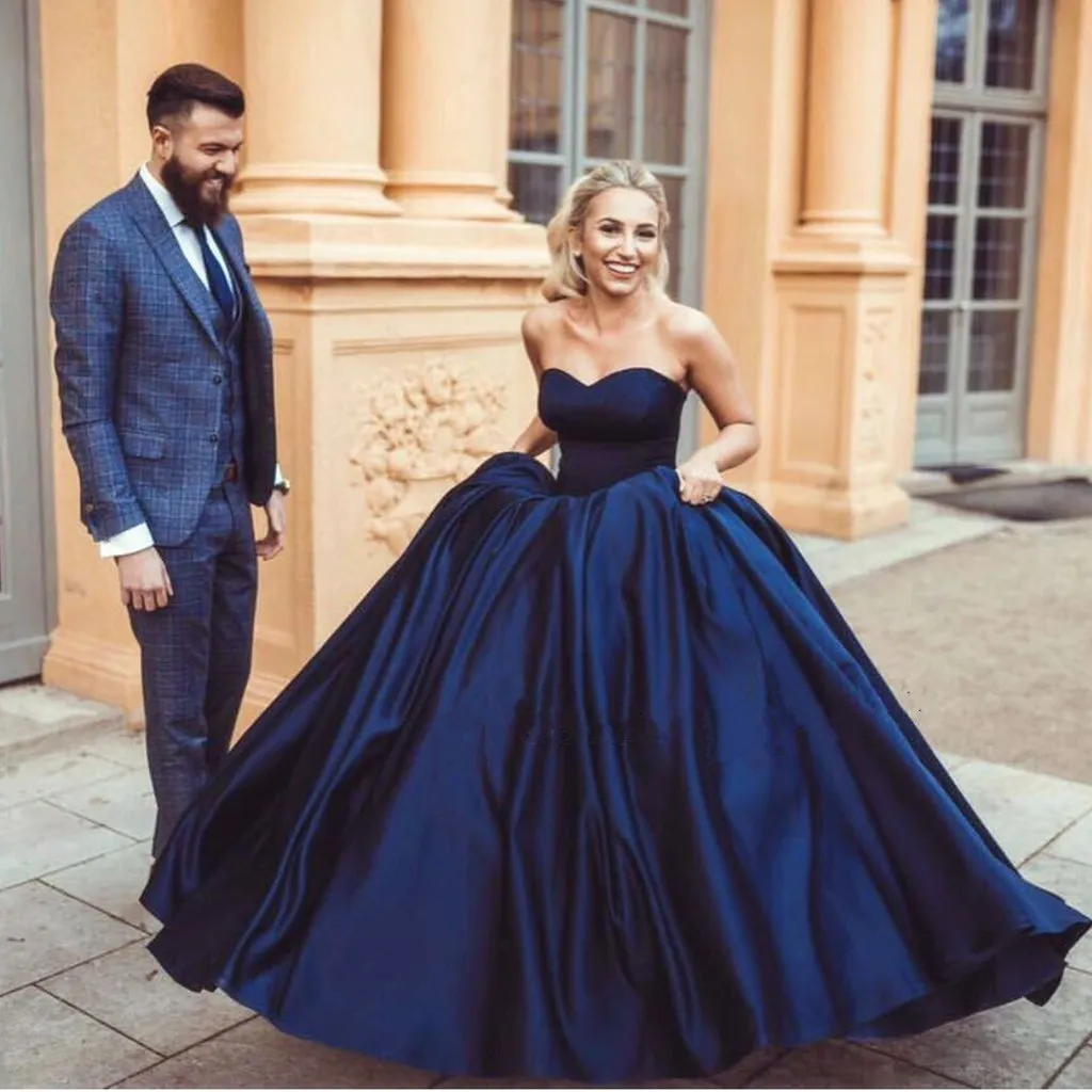 2020 New Dark Navy Puffy Ball Gown Prom Klänningar Lång Enkel Stil Sweetheart Neck Ruched Red Formal Evening Gowns Custom Made China EN82511