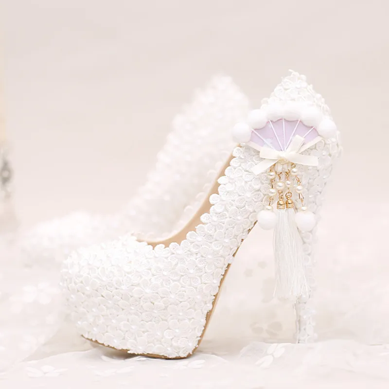 白いレースのウェディングシューズのプラットフォーム美しい女性のポンプのアップリケタッセルゴージャスなデザインブライダルパーティープロムの靴